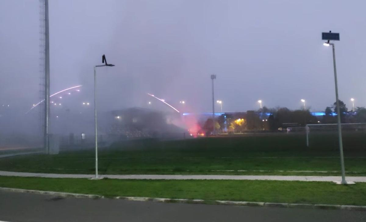 Incendiu la stadionul din România: pompierii au intervenit cu 3 autospeciale