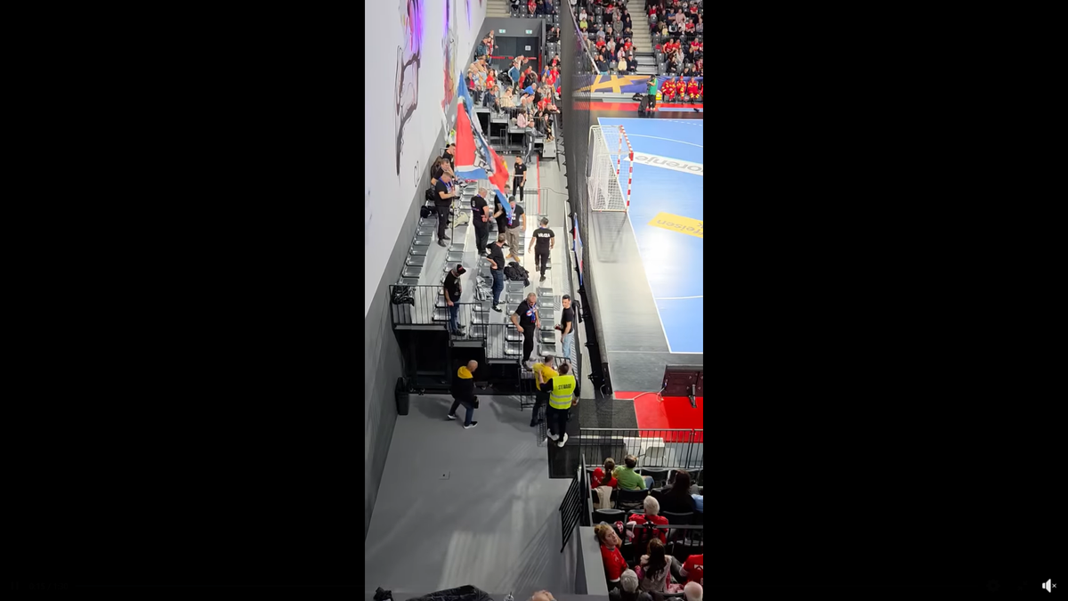Imagini scandaloase la derby-ul din prima ligă! Suporter lovit cu pumnul de reprezentantul firmei de pază: clubul a vrut să scoată echipa de pe teren