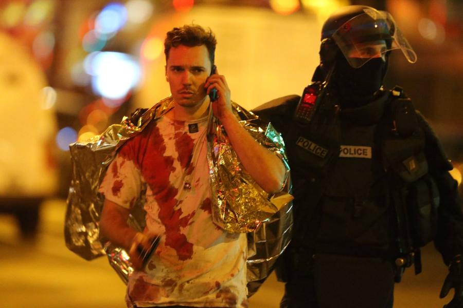 Unul dintre supraviețuitorii atacului de la Bataclan, condus la salvare de un polițist antitero / Foto: Imago Zece ani de la masacrul de la Paris » Teroare în centru și lângă Stade de France, „prizonieri” în tribune și la vestiare