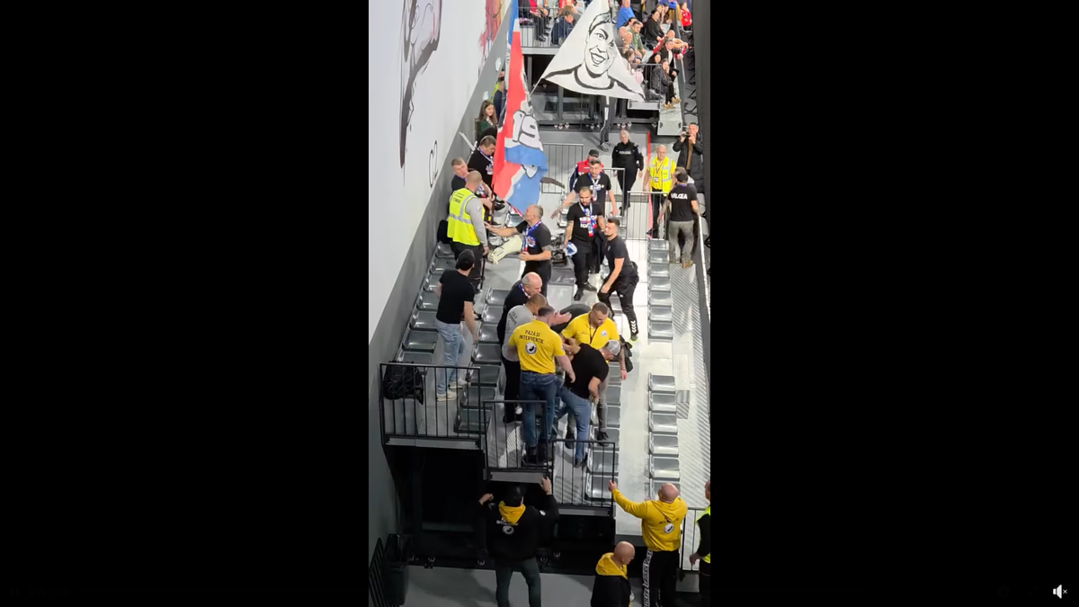 Imagini scandaloase la derby-ul din prima ligă! Suporter lovit cu pumnul de reprezentantul firmei de pază: clubul a vrut să scoată echipa de pe teren