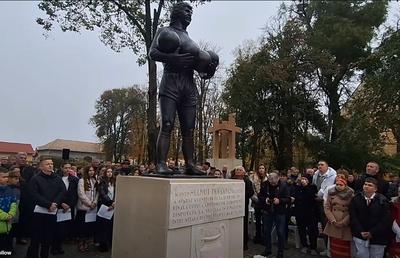 A fost dezvelită statuia în memoria lui Helmut Duckadam: regretatul portar, alături de cele 4 mingi salvate la Sevilla