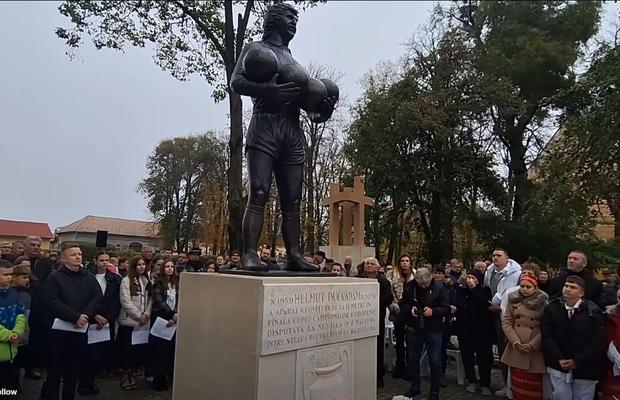 A fost dezvelită statuia în memoria lui Helmut Duckadam: regretatul portar, alături de cele 4 mingi salvate la Sevilla