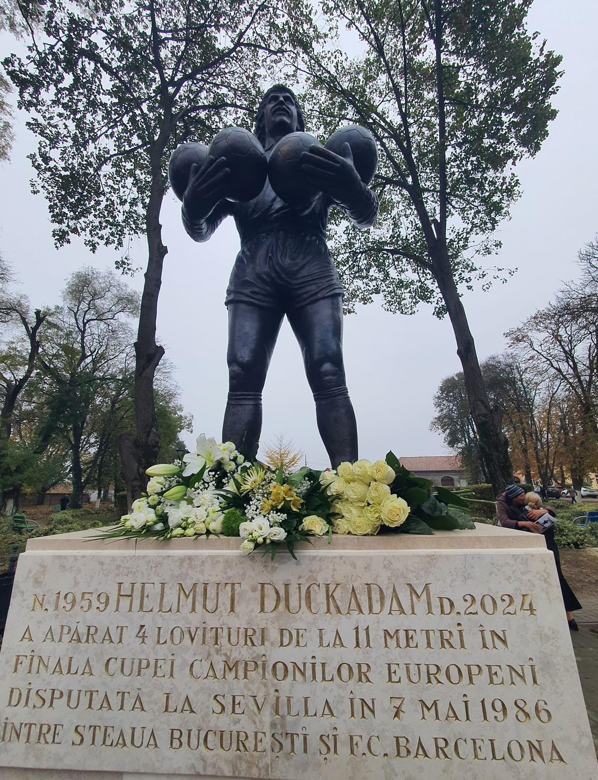 A fost dezvelită statuia în memoria lui Helmut Duckadam: regretatul portar, alături de cele 4 mingi salvate la Sevilla