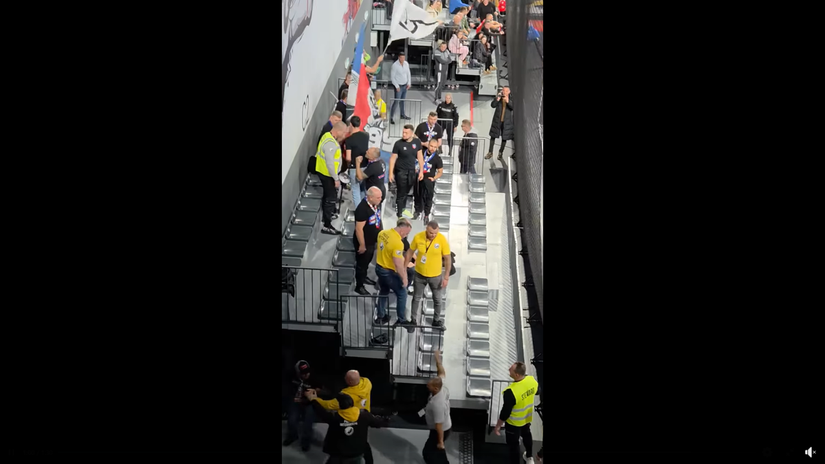 Scandal fani Vâlcea la Gloria Bistrița / foto: capturi Facebook