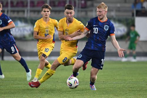 Kees Smit (dreapta), într-un duel cu Luca Szimionas (stânga), în vară, la Campionatul European U19 din România. A ieșit golgheterul și jucătorul turneului
Foto: Imago Images