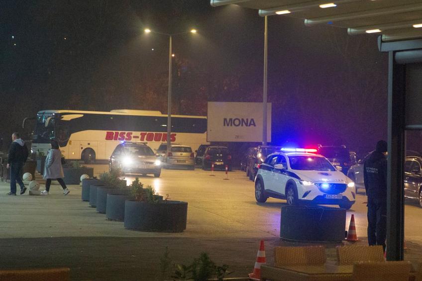 Momentul în care autocarul cu delegația „tricoloră” sosește la hotelul din Zenica, flancat de poliție. Foto: Ionuț Iordache (GSP)