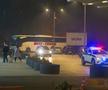 Momentul în care autocarul cu delegația „tricoloră” sosește la hotelul din Zenica, flancat de poliție. Foto: Ionuț Iordache (GSP)