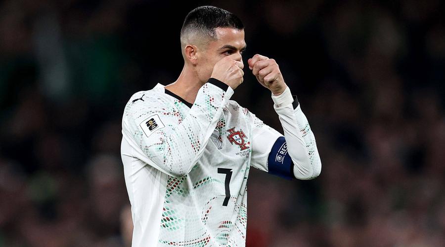 Cristiano Ronaldo și gestul ironic făcut după lovirea lui O'Shea. Foto: Imago Images Primul meci la CM 2026 al lui Cristiano Ronaldo ar putea fi și ultimul pentru el la Mondiale!