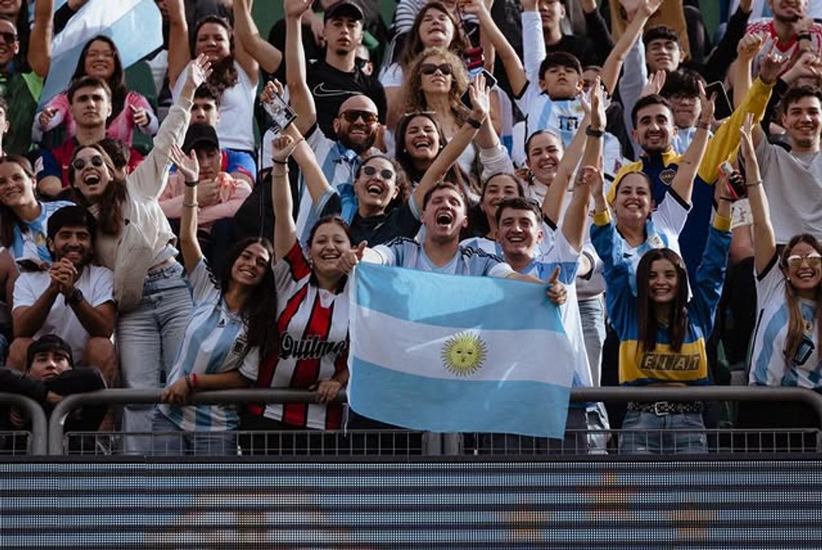 Messi, întâmpinat de 20.000 de oameni la antrenamentul din orașul european cu 240.000 de locuitori