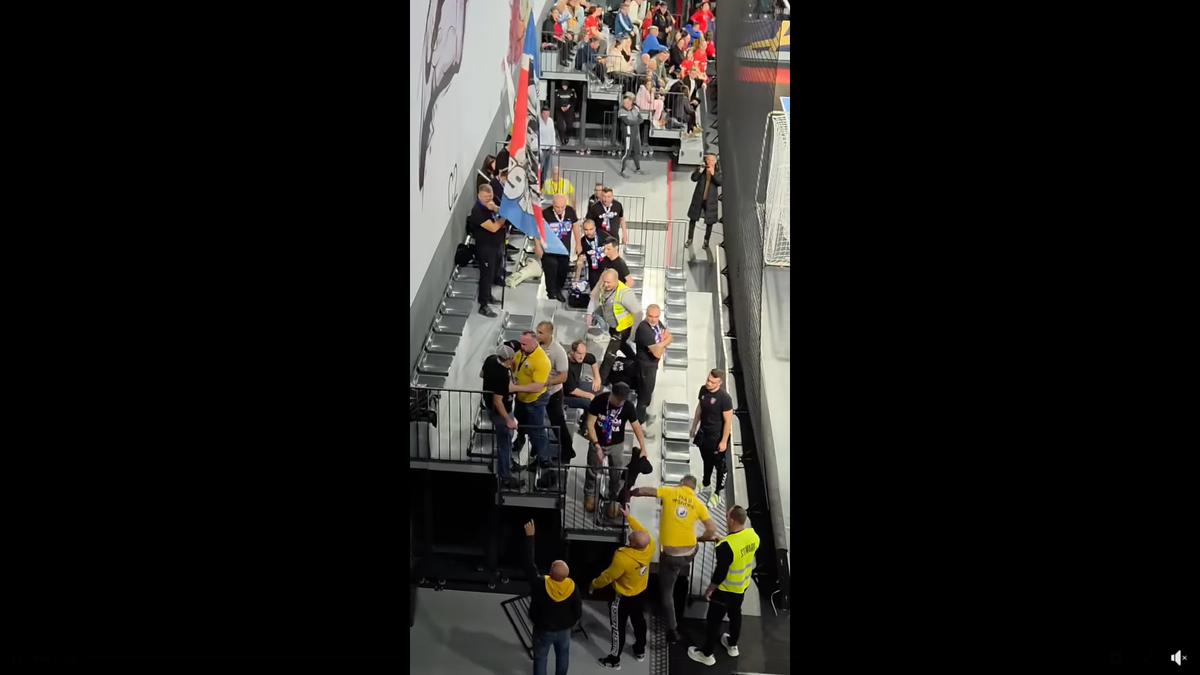 Imagini scandaloase la derby-ul din prima ligă! Suporter lovit cu pumnul de reprezentantul firmei de pază: clubul a vrut să scoată echipa de pe teren