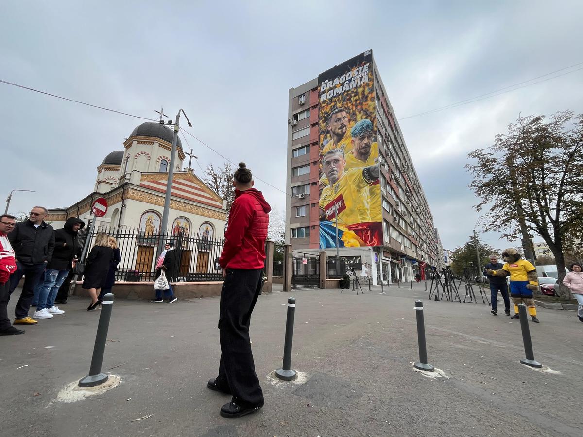 Pictura imensă cu cei 3 „tricolori” a fost dezvăluită pe un bloc din Sectorul 2 » Reacția lui Radu Drăgușin, venit la fața locului