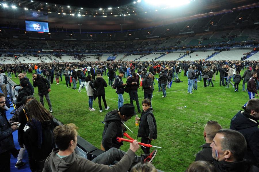 Mii de fani au fost reținuți de polițiști pe Stade de France, pentru a nu fi expuși unor noi atacuri / Foto: Imago Zece ani de la masacrul de la Paris » Teroare în centru și lângă Stade de France, „prizonieri” în tribune și la vestiare