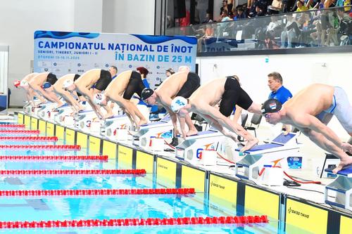 Denis Popescu alături de ceilalți șapte înotători din Finala A a probei de 100 m fluture FOTO Roxana Fleșeru