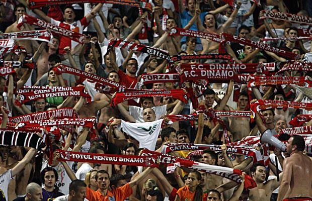 DINAMO - SEPSI 1-2 // Război total! Suporterii i-au înjurat pe jucători și conducători și au aruncat cu monede