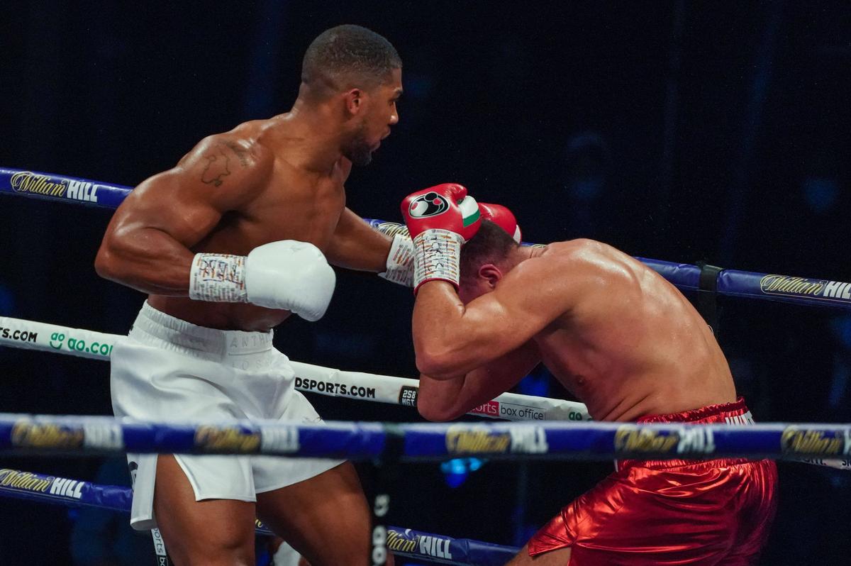 VIDEO + FOTO Anthony Joshua, KO devastator în meciul cu Kubrat Pulev! Cine l-a provocat imediat după: „A făcut pe el în direct la TV”