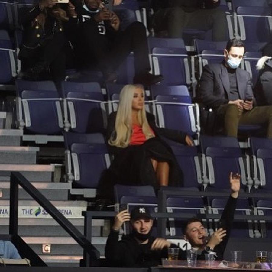 Andrea, în tribune la meciul Joshua - Pulev FOTO Nimeni nu a mai fost atent la meci! Vedeta care a făcut senzație și în România a atras toate privirile la meciul Joshua - Pulev