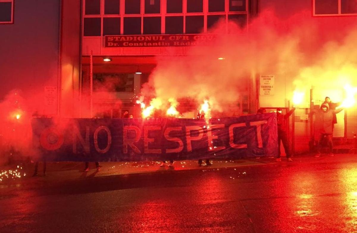 FOTO+VIDEO. Fanii lui CFR Cluj, protest înaintea meciului cu FCSB » Torțe în Gruia + mesaj ironic pentru UEFA