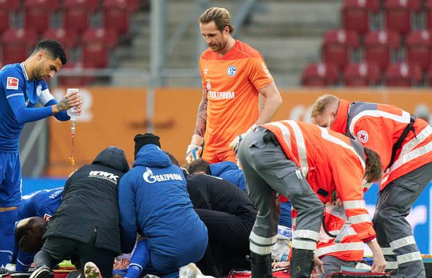 AUGSBURG - SCHALKE. Accidentare teribilă în Bundesliga! A avut nevoie de perfuzii pe teren