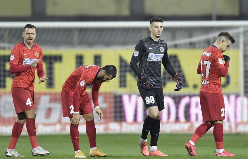 CFR CLUJ - FCSB. Andrei Miron (26 de ani, fundaș central) a fost sancționat cu „galben” pentru un fault în careu la Gabriel Debeljuh (24, atacant).