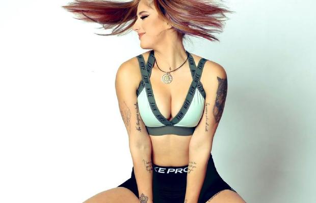 Andreea Prisăcariu a făcut ședință foto: s-a pozat în ipostaze sexy, inclusiv în tricoul lui Zlatan Ibrahimovic