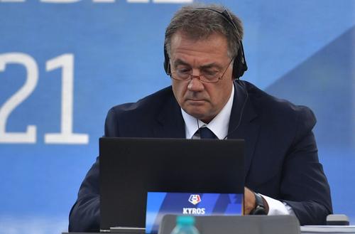 Grecul Kyros Vassaras, șeful CCA, a susținut astăzi o conferință de presă maraton, de două ore, în care a abordat problema arbitrajelor din România, un subiect dezbătut intens în ultima perioadă.