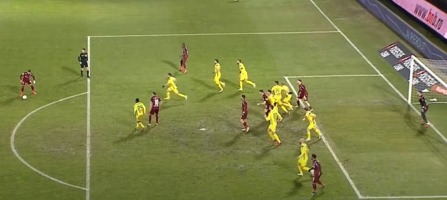Valentin Costache șutează de la 20 de metri // FOTO: TV Telekom Sport Explicațiile lui Iustin Popescu după golul luat în meciul cu CFR Cluj » Cum se apără portarul Mioveniului: „Asta a fost greșeala mea”