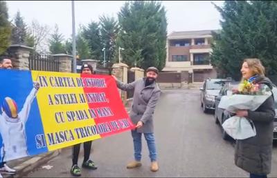 Ana Maria Popescu, surprinsă de fanii steliști: „În cartea de istorie a Stelei ai intrat / Cu spada în mână și masca tricoloră pe cap”
