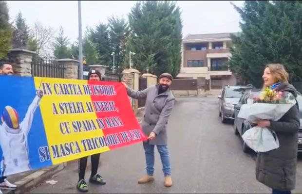 Ana Maria Popescu, surprinsă de fanii steliști: „În cartea de istorie a Stelei ai intrat / Cu spada în mână și masca tricoloră pe cap”