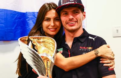 Max Verstappen a sărbătorit titlul mondial în brațele iubitei cu 9 ani mai mare