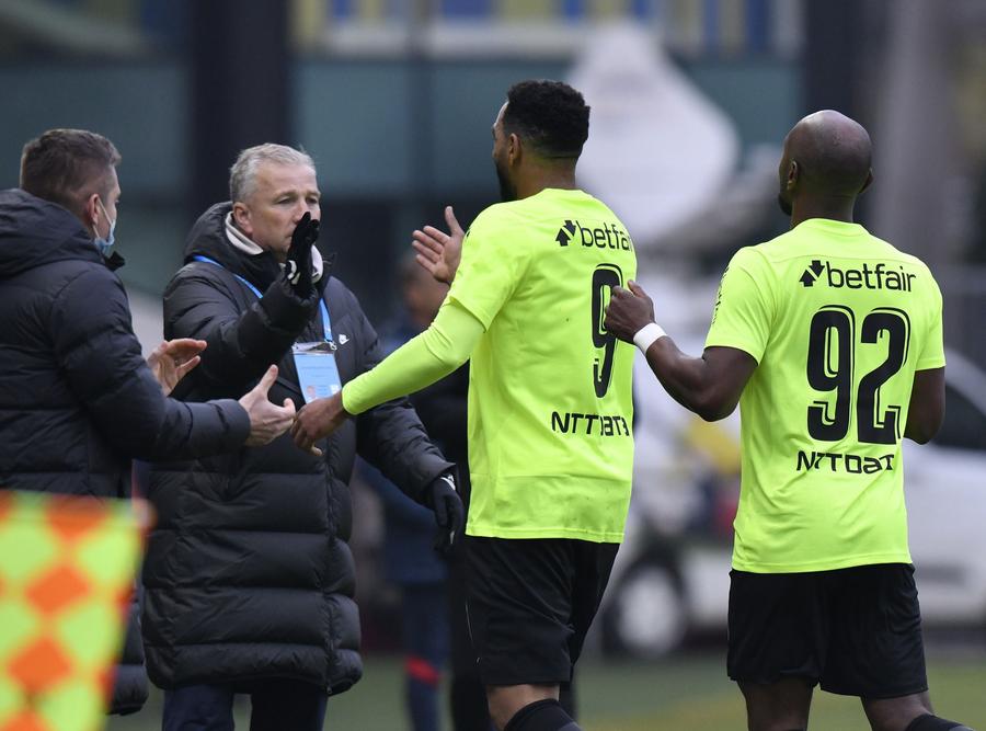 Dan Petrescu, alături de jucătorii de la CFR Cluj Va rămâne Dan Petrescu?