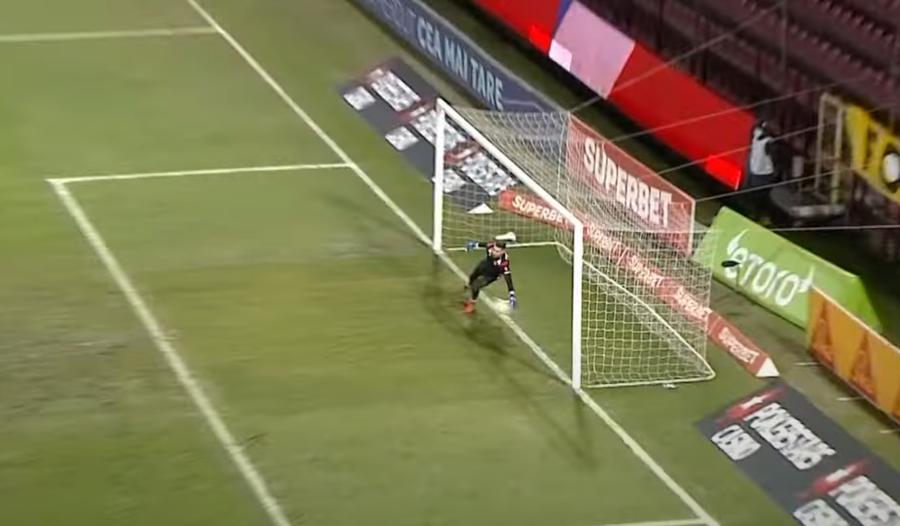 Iustin Popescu, surprins de șutul lui Costache // FOTO: TV Telekom Sport Explicațiile lui Iustin Popescu după golul luat în meciul cu CFR Cluj » Cum se apără portarul Mioveniului: „Asta a fost greșeala mea”