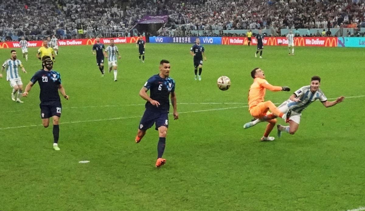 Legendarii Neville, Wright și Keane contestă penalty-ul primit de Argentina în semifinala cu Croația » Schimb tensionat de replici în direct la TV
