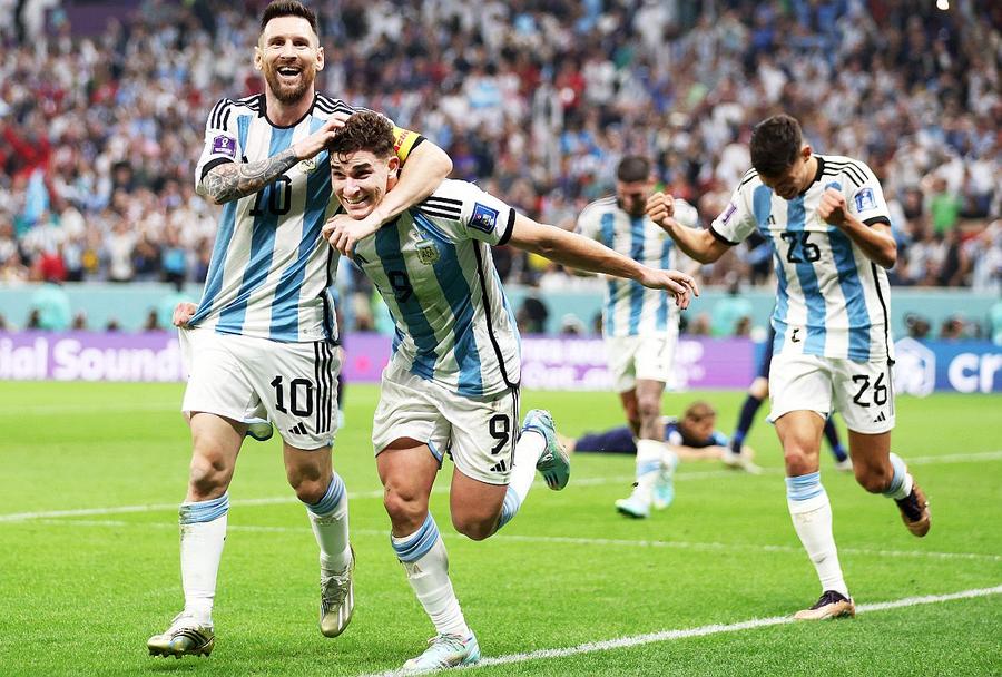 Argentinianul Julian Alvarez (alături de Lionel Messi), atunci la Manchester City, a câștigat finala CM 2022 contra Franței Gigi Becali s-a lăudat degeaba că va încasa 4 milioane € » Câți bani ar urma, de fapt, să primească, în varianta cea mai optimistă