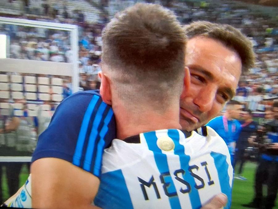 Leo Messi, omul meciului Argentina - Croația: „Ce grup nebun! Am trăit ceva spectaculos” » Imagine specială: selecționerul Scaloni în lacrimi