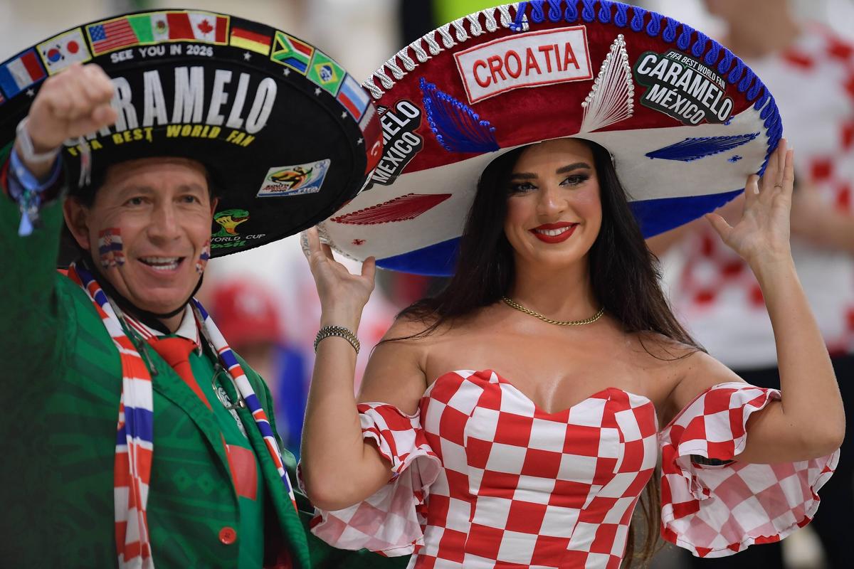 Ivana Knoll și-a găsit partener pentru semifinala Argentina - Croația! Cu cine a fost surprinsă în tribune