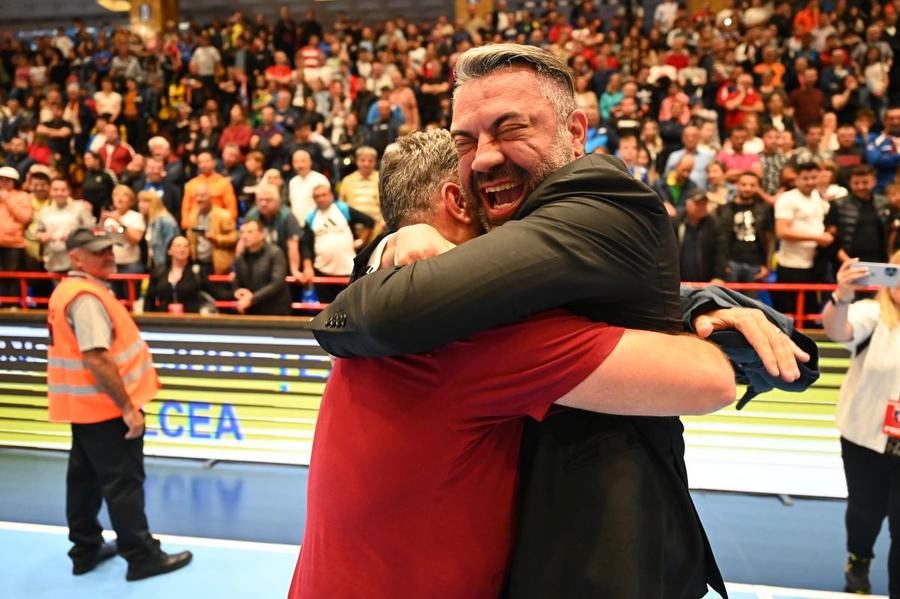 Carlos Viver și Bogdan Vasiliu, după ce Rapidul a cucerit titlul național. Foto: Raed Krishan „Rapid este surpriza Europei” » Interviu cu șeful clubului din Giulești, după victoria de senzație cu Gyor