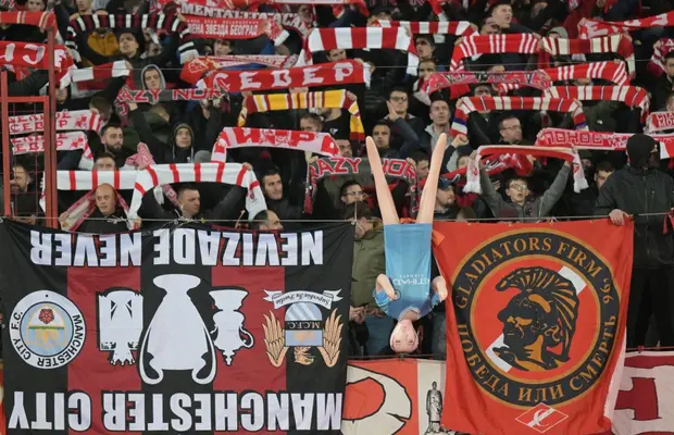 Suporterii lui Manchester City, atacați de ultrașii Stelei Roșii Belgrad » Scene incredibile și în stadion