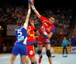 Cristina Neagu în duel cu apărarea franceză la CM 2007 FOTO Gazeta Sporturilor