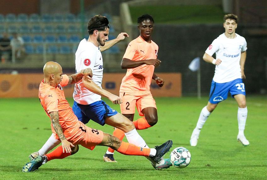 Nana Antwi, în centru, numărul 2 de la Urartu // foto: Sport Pictures