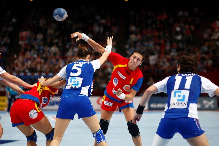 În „sfertul” România - Franța CM 2007 Foto Gazeta Sporturilor Cristina Neagu, cariera în cifre la echipa națională » Care este meciul istoric al României în care a rupt plasa la Mondial