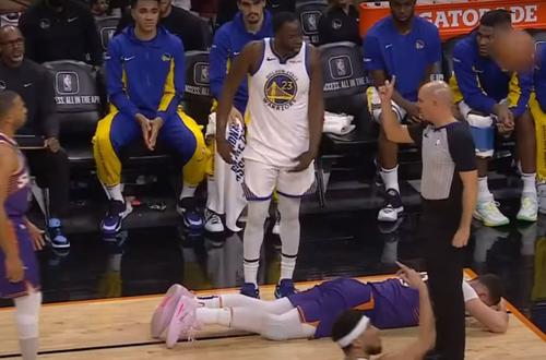 Draymond Green (33 de ani), baschetbalistul lui Golden State Warriors, l-a lovit cu pumnul pe Jusuf Nurkic (29 de ani), centrul lui Phoenix Suns.