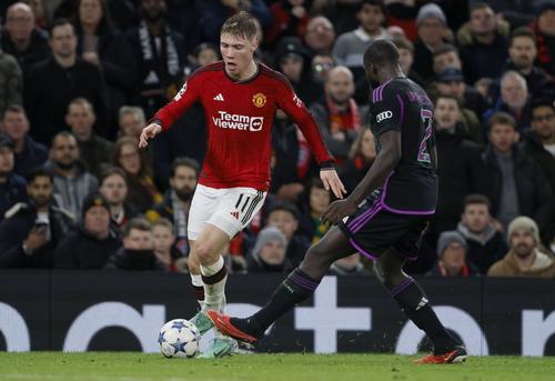 Rasmus Hojlund, în duel cu Dayot Upamecano