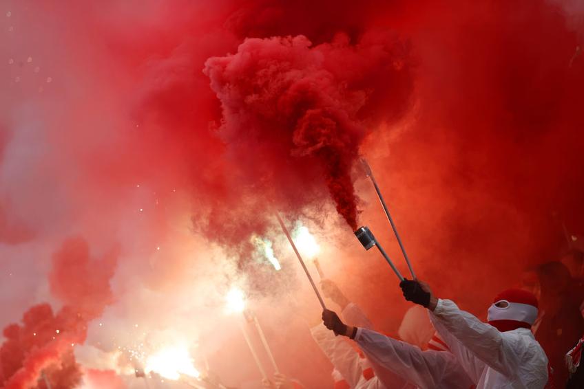 Federația germană de fotbal a amendat-o pe FC Koln cu 595.000 de euro din cauza materialelor pirotehnice folosite la derby-ul regional cu Monchengladbach, câștigat cu 3-1 pe 22 octombrie 2023.