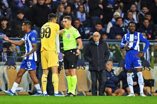 Istvan Kovacs discută cu unul dintre jucătorii lui Porto