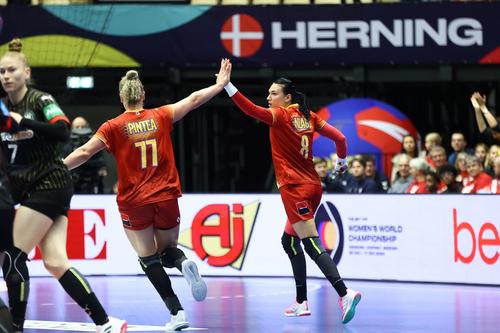 Cristina  Neagu și Crina Pintea la ultimul Campionat Mondial împreună FOTO sportpicturs.eu