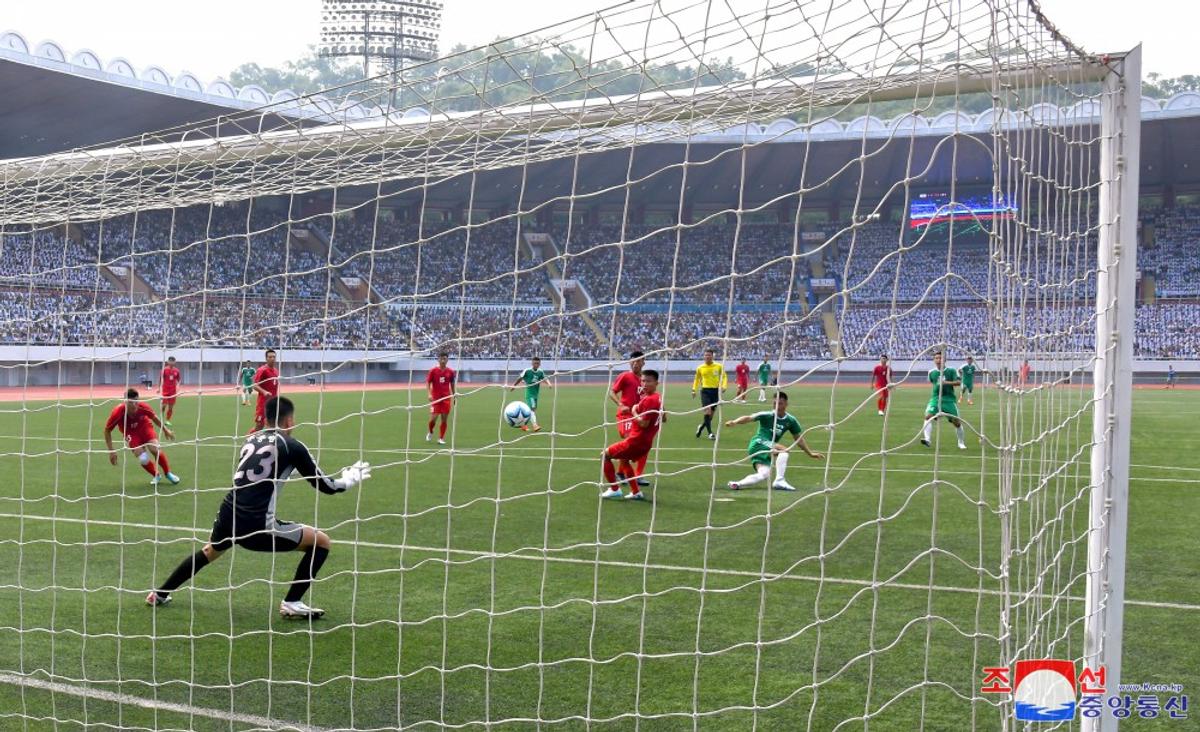 Imagini rare au fost „scăpate” pe internet » Cum arată un meci aniversar de fotbal în Coreea de Nord: a marcat 76 de ani de la declararea independenței