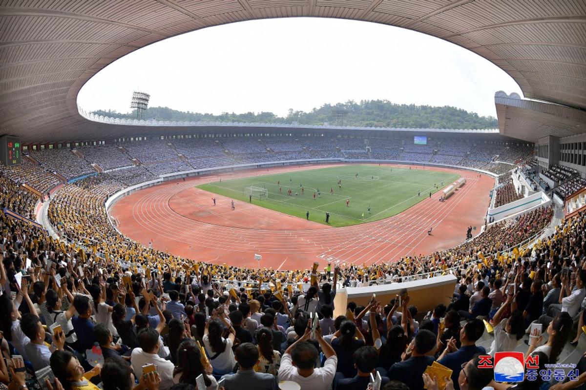 Imagini rare au fost „scăpate” pe internet » Cum arată un meci aniversar de fotbal în Coreea de Nord: a marcat 76 de ani de la declararea independenței