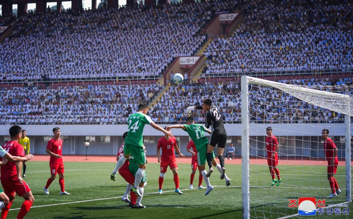 Imagini rare au fost „scăpate” pe internet » Cum arată un meci aniversar de fotbal în Coreea de Nord: a marcat 76 de ani de la declararea independenței
