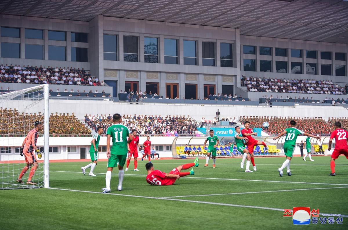 Imagini rare au fost „scăpate” pe internet » Cum arată un meci aniversar de fotbal în Coreea de Nord: a marcat 76 de ani de la declararea independenței
