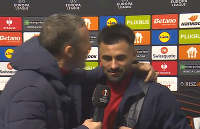 „Uite-l, mă, uite-l!” » MM Stoica l-a pupat pe fotbalist în fața camerelor TV și l-a luat la întrebări: „În ce an ai jucat în Germania?”